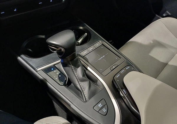 Lexus UX cena 145000 przebieg: 73343, rok produkcji 2020 z Chodzież małe 254